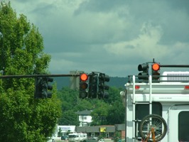 Picture of traffic light with mountains in background